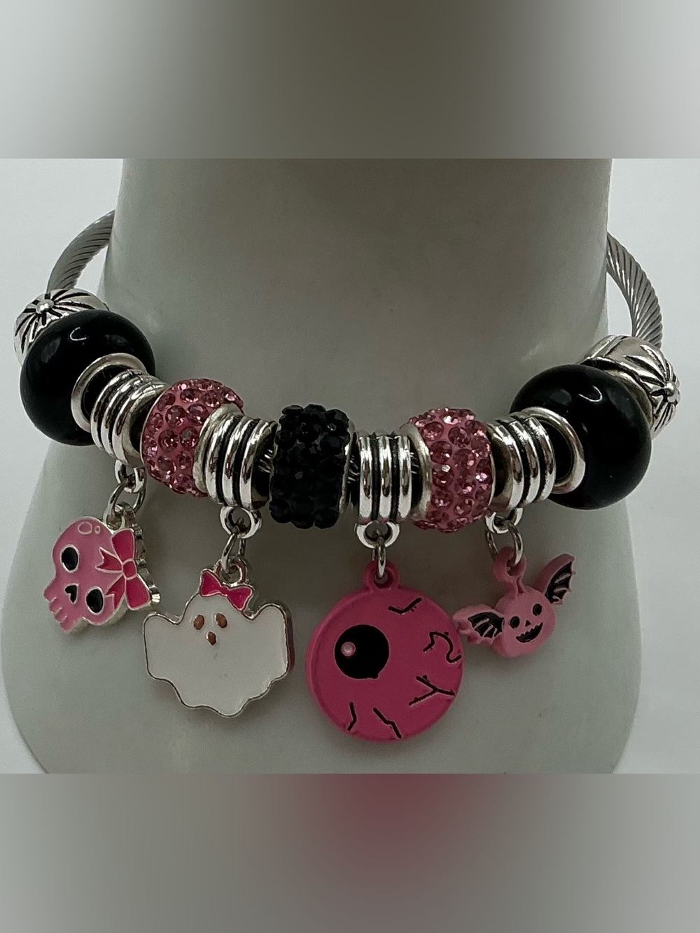 PINK AND BLACK CUTE GIRLY HALLOWEEN HANDMADE BEAD AND CHARM BANGLE BRACELET